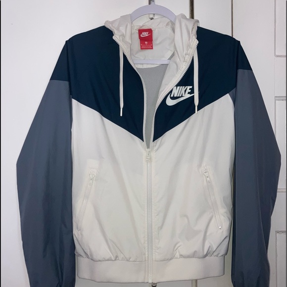 Women’s Nike windbreaker jacket NWOT - Picture 3 of 3